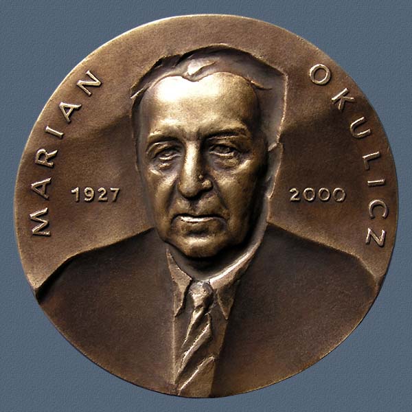 MARIAN OKULICZ, cast bronze, 94mm, 2003, Obverse
Keywords: contemporary