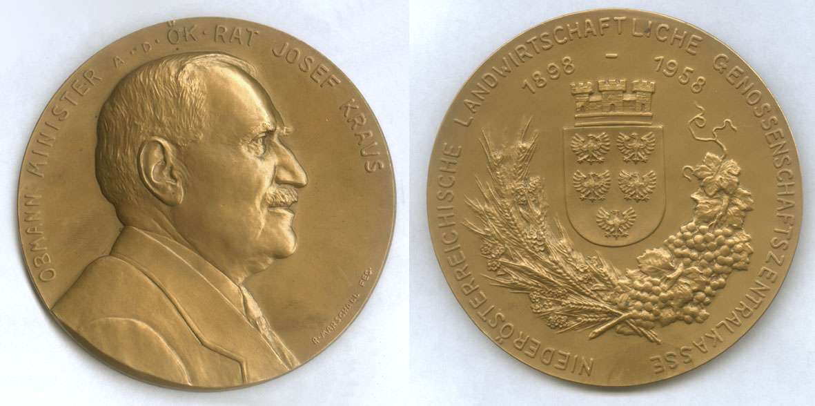 Austrian Minister JOSEF KRAUS
Austrian medalist Rudolf Marschall(1873-1967).
Bronze-Medaille: Minister a.D. JOSEF KRAUS v. R.Marschall Groß-Medaille in Bronze - 9 cm Durchmesser, bis 8 mm dick, ca. 300 Gramm schwer, zu Josef Kraus: (ÖVP) Landwirtschaftsminister von 26. 9. 1945 - 23. 1. 1952, Geb.: 23.02.1890, Kronberg Nö.- Gest.: 01.07.1971, Kronberg, Ökonomierat 1952. Mitglied des Gemeinderates von Kronberg, Bürgermeister von Kronberg 1924–1938 Abgeordneter zum Niederösterreichischen Landtag, 1927–1930 Mitglied des Staatsrates und des Bundestages 1934–1938, Obmannstellvertreter des Niederösterreichischen Bauernbundes 1945–1960, Präsident des Österreichischen Bauernbundes 1947–1960, Stellvertretender Bundesparteiobmann der ÖVP, Vizepräsident des Verbandes der europäischen Landwirtschaft (CEA) 1959–1961, Abg. zum Nationalrat (IV. GP) 1930-1934 Abg. zum Nationalrat (V.–VII. GP) 1945-1953, Unterstaatssekretär im Staatsamt für Volksernährung 27.4.1945 -26.9.1945, Staatssekretär für Land- und Forstwirtschaft 26.9. 1945 -20.12.1945, Bundesminister für Land- und Forstwirtschaft 20.12.1945 – 23.1.1952, AV: Reliefporträt RV: NIEDERÖSTERREICHISCHE LANDWIRTSCHAFTLICHE GENOSSENSCHAFTSZENTRALKASSE 1898 – 1958, NÖ. Landeswappen mit Weinreben- und Ährendekor, schöner Zustand siehe Fotozusammenstellung excl. Versand Der Verkäufer haftet nicht für die Mangelfreiheit der verkauften Ware. Die Kaufinteressenten und Bieter erklären sich im Fall einer Zuschlagserteilung (Höchstgebot bei Auktionsende) mit einem Gewährleistungsausschluss einverstanden Porto- und Verpackungskosten trägt der Käufer .
Keywords: Austrian medalist Rudolf Marschall