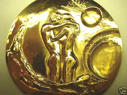 FRENCH LOVER
GOLD CHROME BRONZE ART MEDAL, 81mm.
